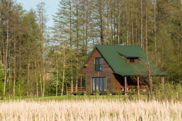 widok na domek od strony rzeki wiosną